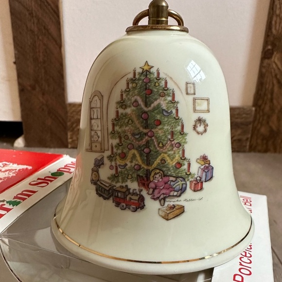 Vintage Christmas Bell Music Box - Stille Nacht/Silent Night
Porcelain with box - Picture 3 of 16